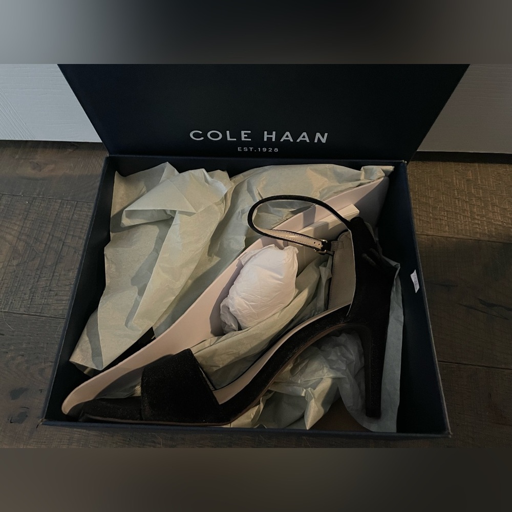 ***NEW COLE HAAN HEALS IN BOX